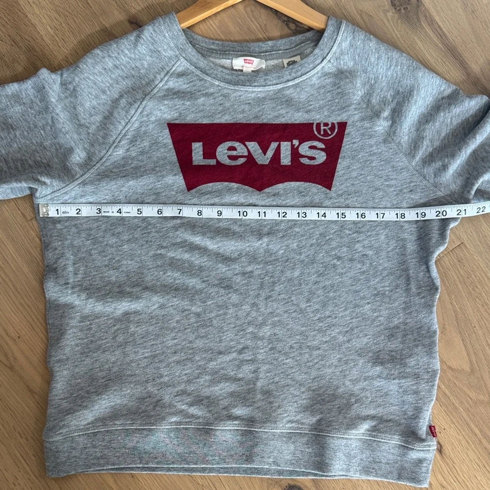 🩶 Levi’s Gray Crew Neck Sweater with Red Logo
Size Large – Women’s - Picture 4 of 7